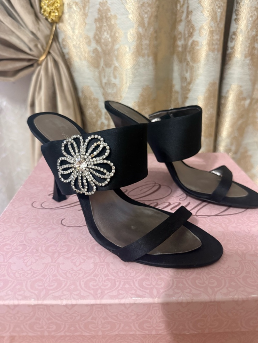 Nine West Elegant Black Satin and Rhinestone Flowers Dress Shoe, Size 6.5, EUC